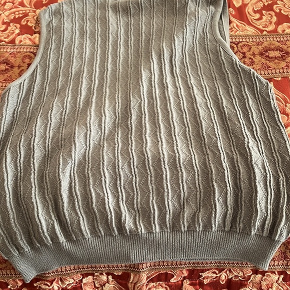 Vintage Men’s Claiborne XL sweater vest, in excellent condition in a taupe color - Picture 5 of 7